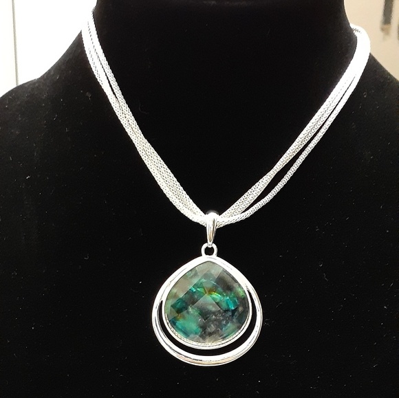 Beautiful green gem necklace & earrings set - Picture 2 of 6